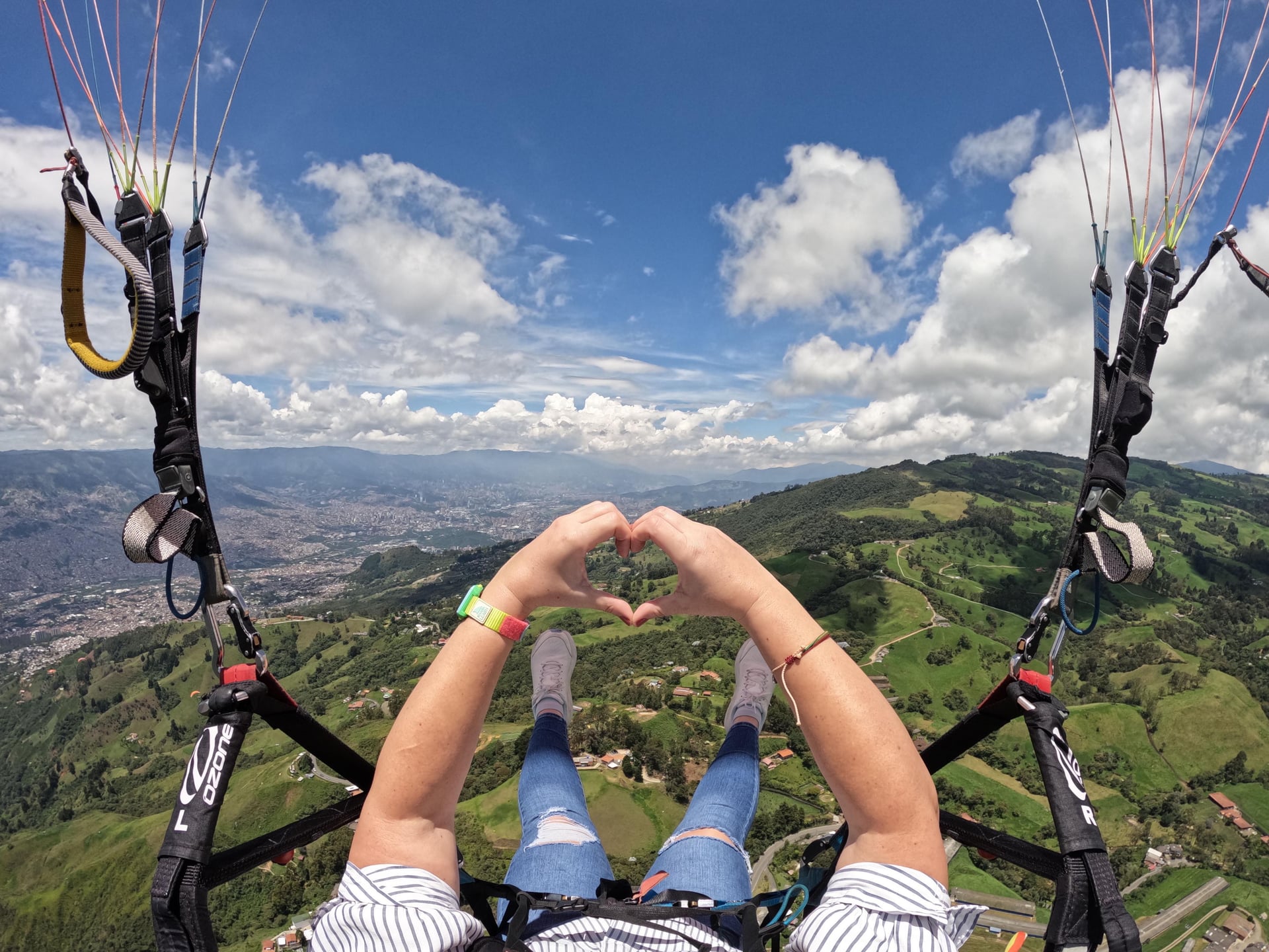 Vista aérea del paisaje desde el parapente